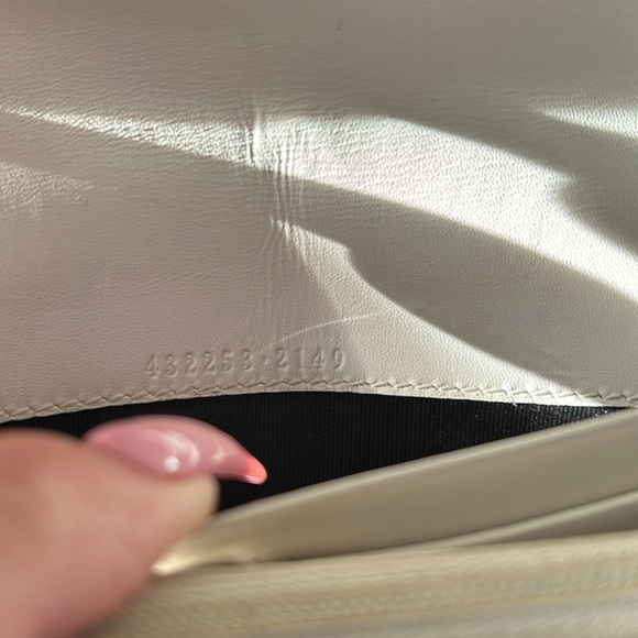 Gucci Supreme Continental Wallet in white, tan and red & green bow EUC ❤️💚 - Picture 8 of 10